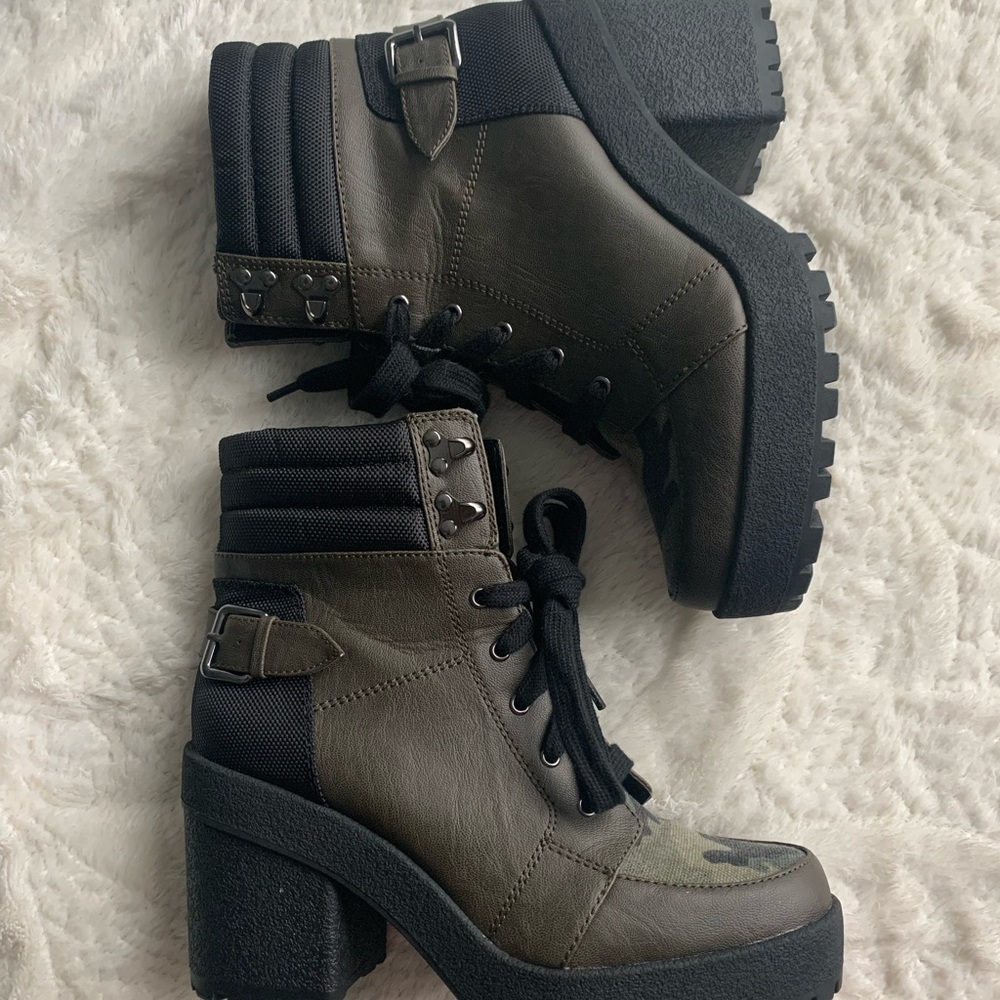 Denari Camo Boots